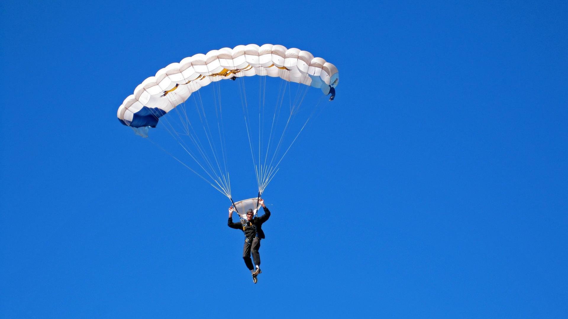 “腰旗美式橄榄球：东部新区赛场成全民热议的运动话题”