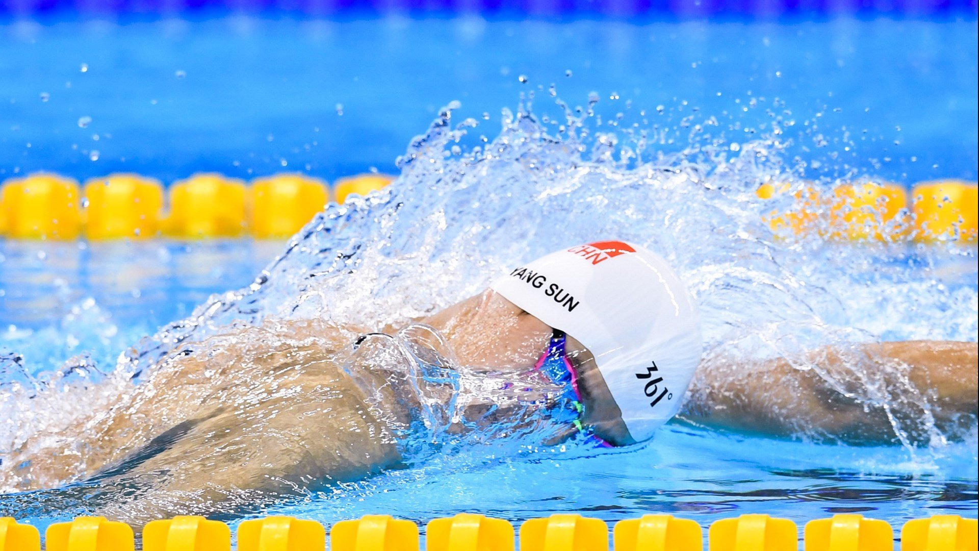 “高新体育中心:健力运动员挑战极限,举重赛事燃爆全场”