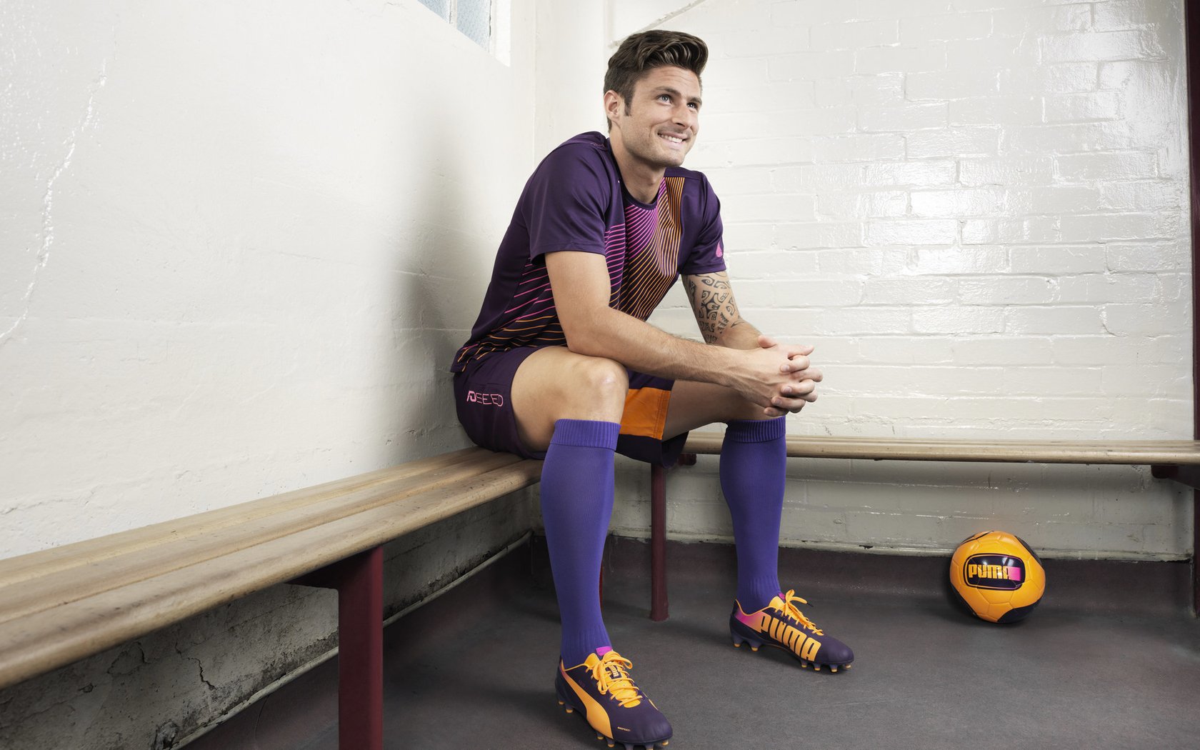 社交平台话题榜前十多条与比赛相关球迷热情讨论热度不减,社交互动平台